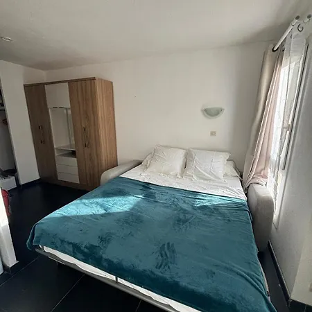 Cozy Very Close To Train Station Apartment