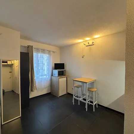 Cozy Very Close To Train Station *