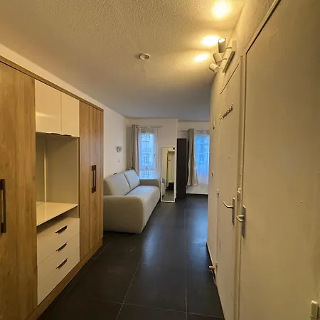 Cozy Very Close To Train Station