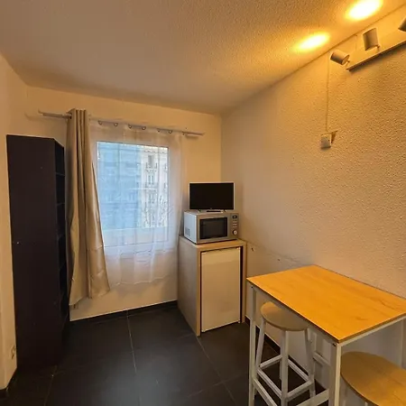 Cozy Very Close To Train Station Apartment *