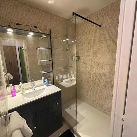 Cozy Very Close To Train Station Niza